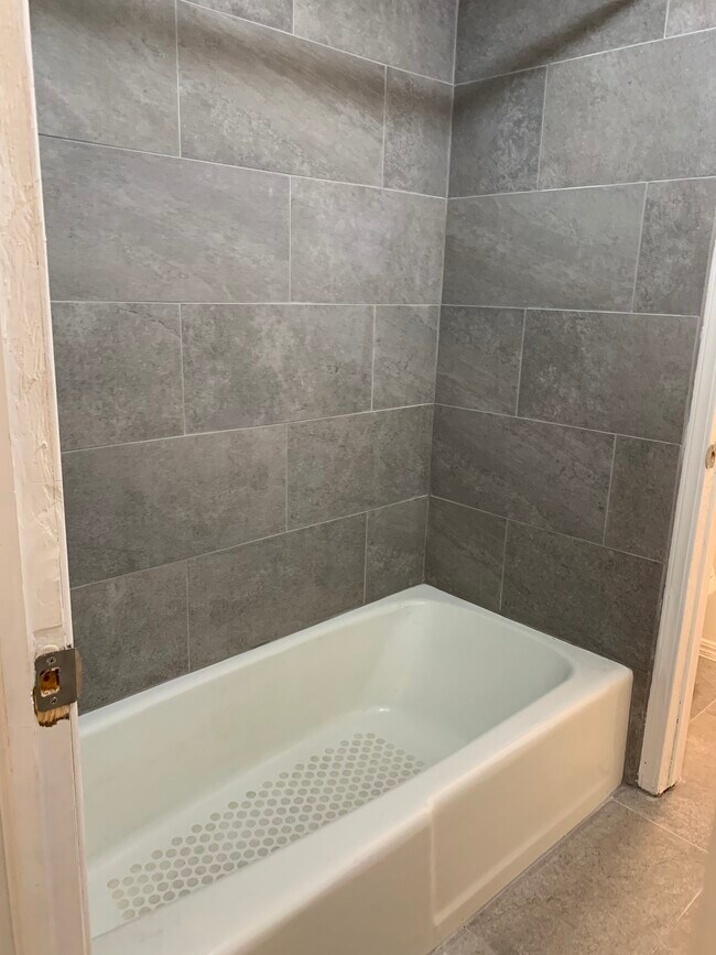 Building Photo - 902 W Edgewater St