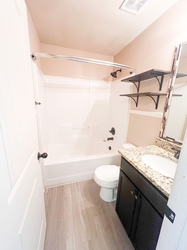 Building Photo - 2 Bedroom 1.5 Bathroom Townhome