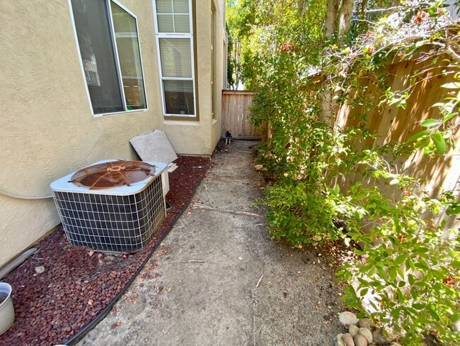 Building Photo - Scripps 3br plus loft garage yard granite kitchen TEXT 858-774-1574