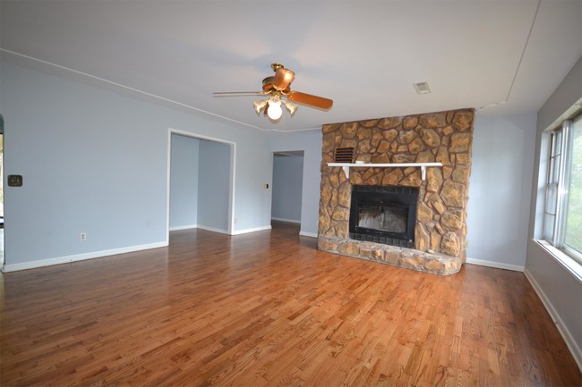 Building Photo - 2323 W Ora Dr