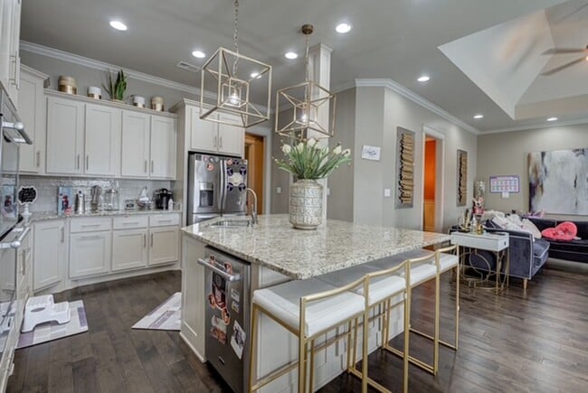 Building Photo - Winslow Cove Furnished Executive Estate with Pool