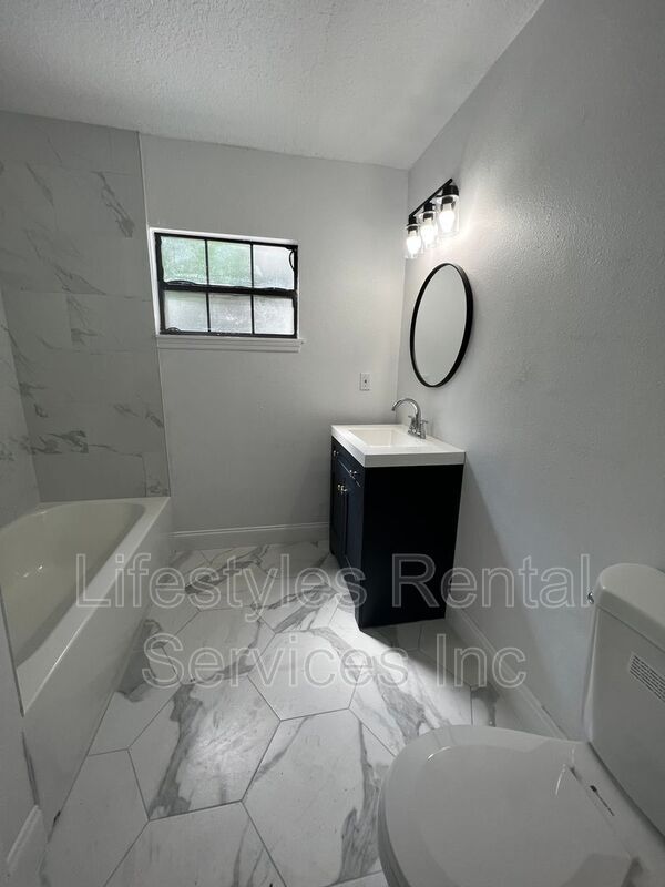 Building Photo - 1028 Hood Ave
