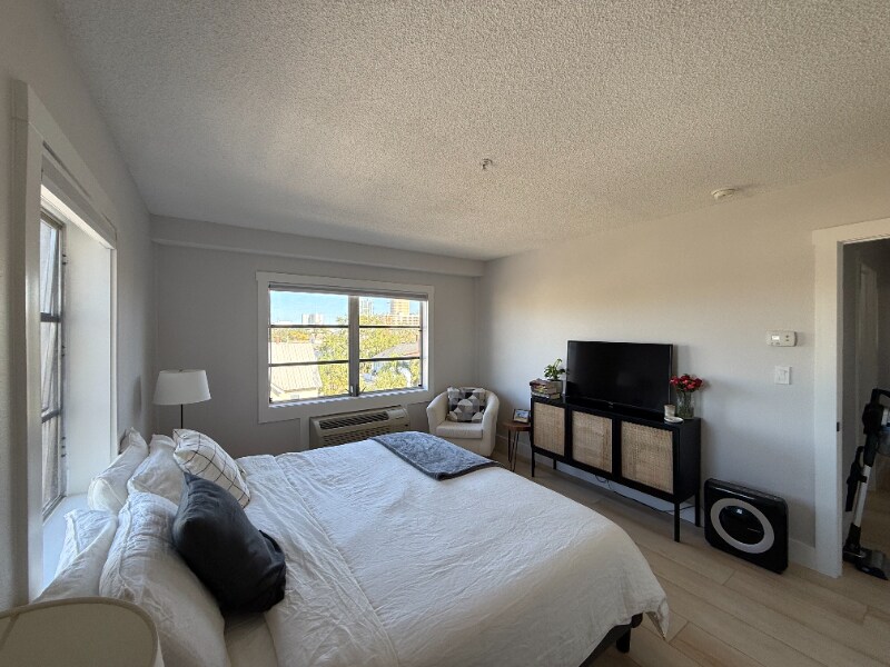 Building Photo - 406 W Azeele St