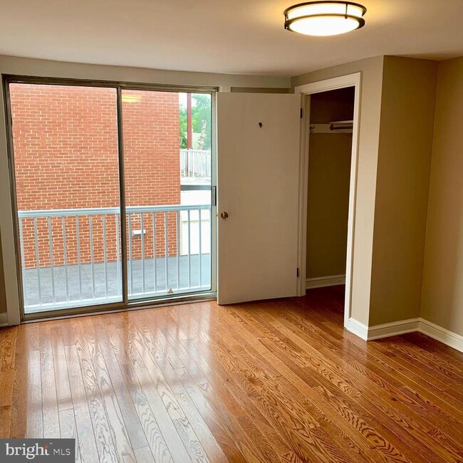 Building Photo - 738 Poplar St