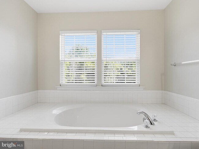 Building Photo - 45370 Barefoot Dr
