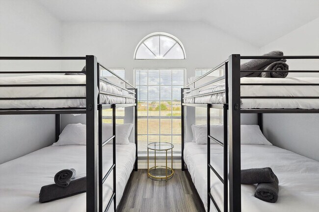 Building Photo - 521 E Robin Ct