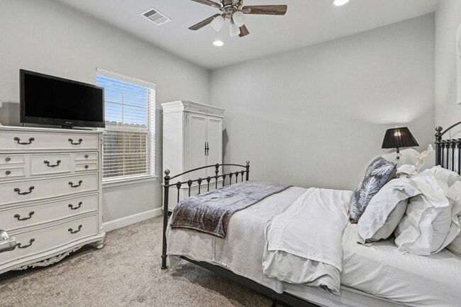 Building Photo - 1538 Dian St