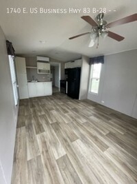 Building Photo - MOVE IN SPECIAL - $900 MOVES YOU IN THEN N...