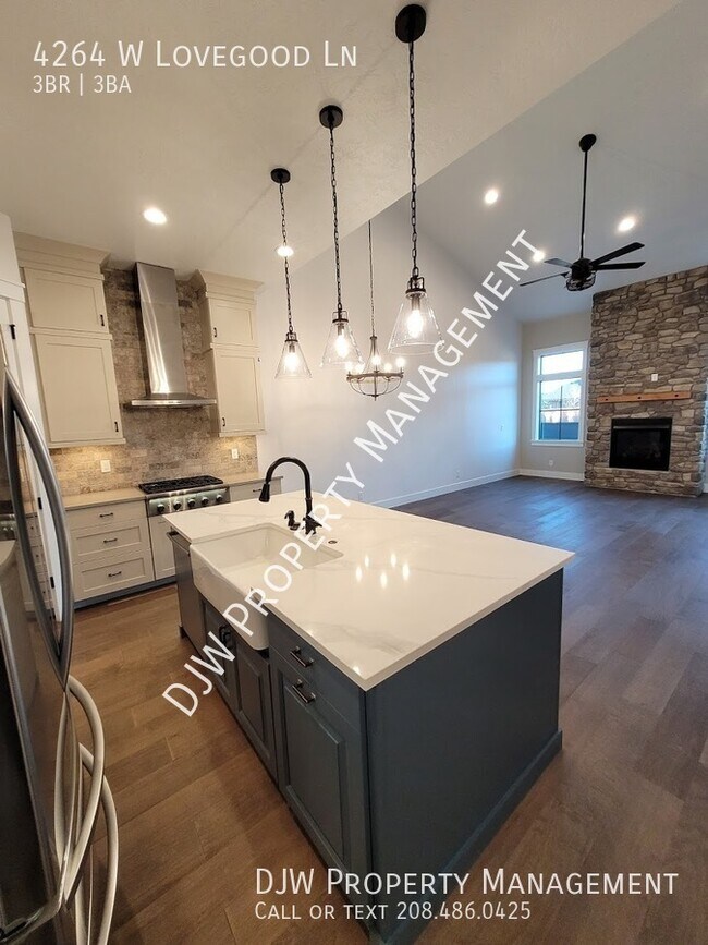 Building Photo - Remarkable Townhome Located in SpurWing He...