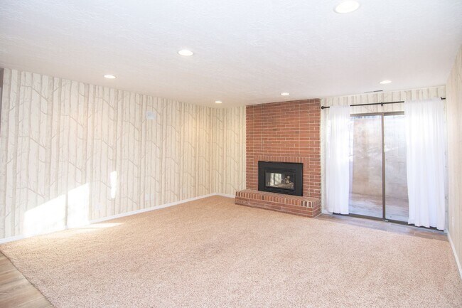 Building Photo - Ridgewood Condo 1 Bed Apartment W/ Pool & Clubhouse!