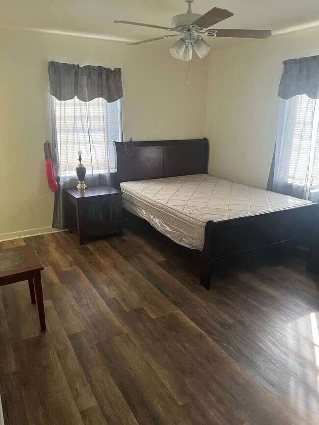 Building Photo - 3 bedroom 1.5 bathroom! HOUSING ACCEPTED!