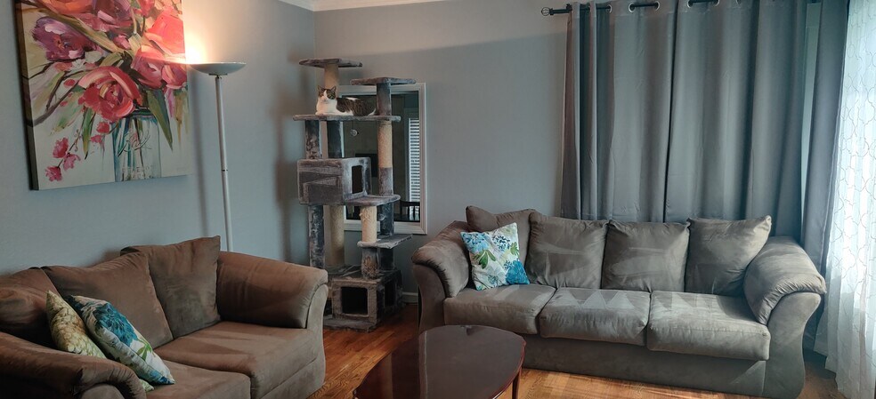 Building Photo - 822 CC St