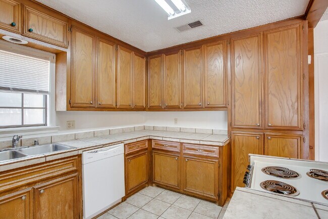 Building Photo - MOVE IN SPECIAL! 3/2 Close to Tech
