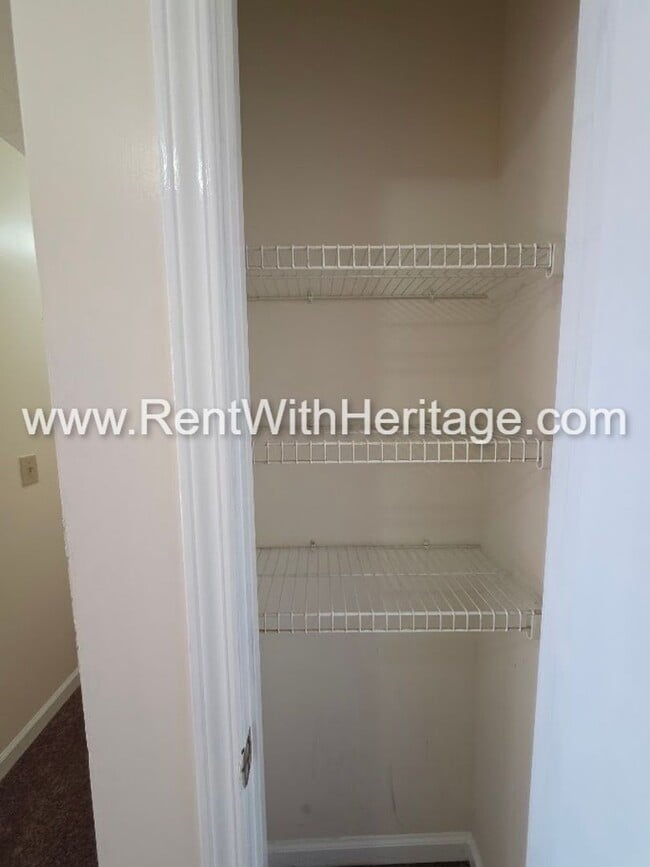 Building Photo - Amazing 3 bedroom, 2.5 bath townhome/ Great Roommate Floorplan / Great Location