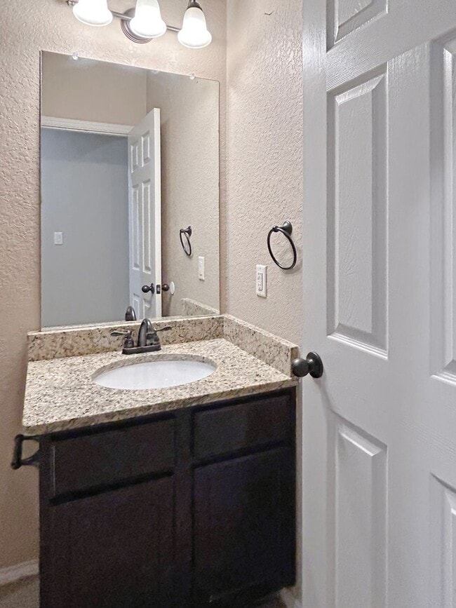 Building Photo - Beautiful Duplex Home In New Braunfels