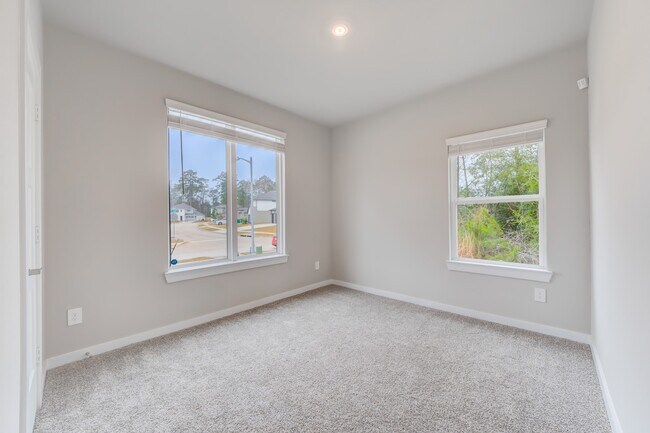 Building Photo - 14257 Lake Lodge Dr