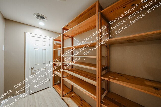 Building Photo - 1424 N Gene Ave