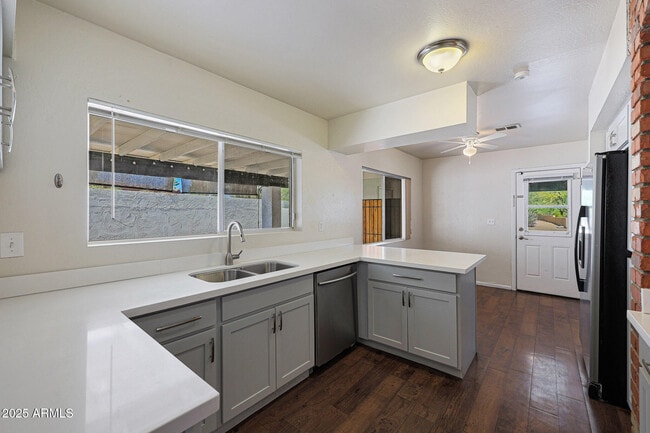 Building Photo - 601 W Coral Gables Dr