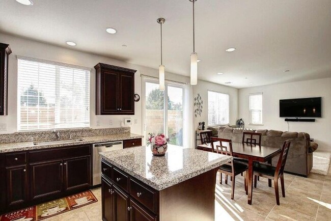 Primary Photo - Beautiful Custom 3bd/2.5bth Home With Bonu...