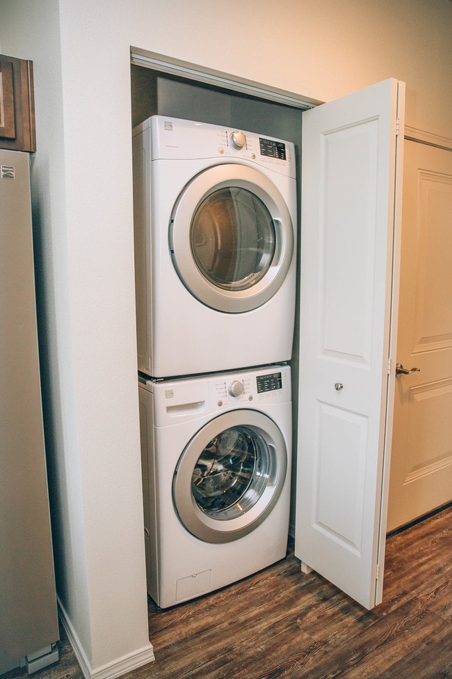 Building Photo - 302 S Marigold Ln