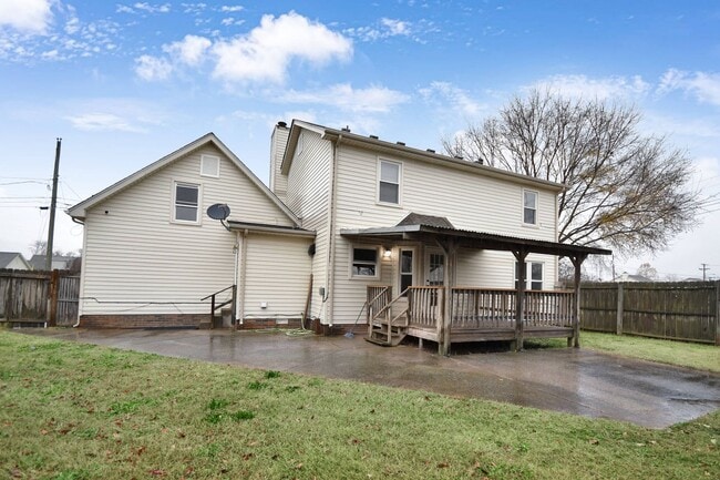 Building Photo - Pet Friendly Five Bedroom!