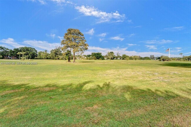 Building Photo - 1030 Country Club Dr