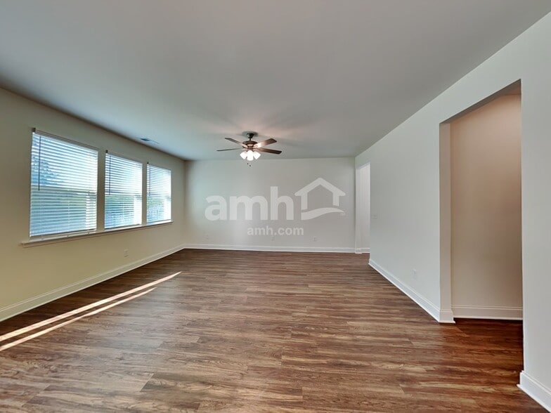 Building Photo - 542 Slew Dr
