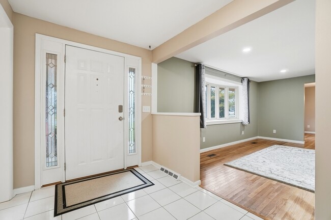 Building Photo - 2481 E Rahn Rd