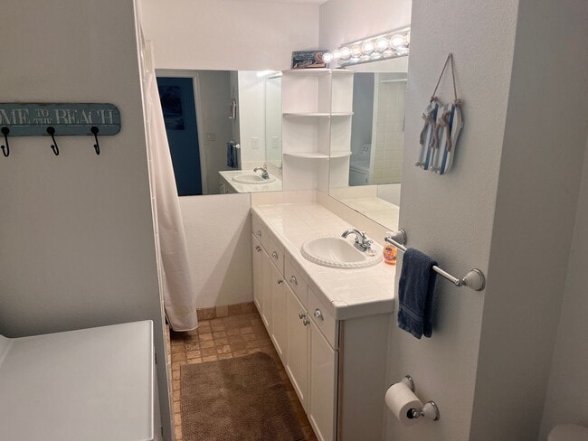 Building Photo - Furnished Beachside Townhome 2 bedroom/ 1.5 bath Dog Friendly Walk to beach