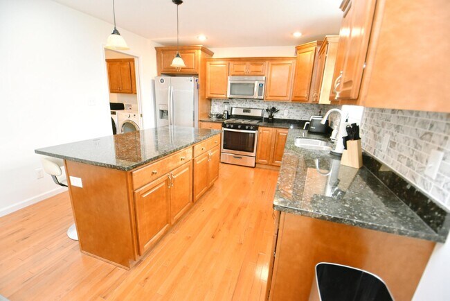 Building Photo - Short or long term Executive 4 bedroom 2.5 bath home available fully furnished!