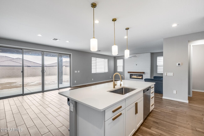 Building Photo - 17635 W Red Fox Rd