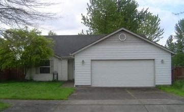 Building Photo - 653 Oakwood Dr