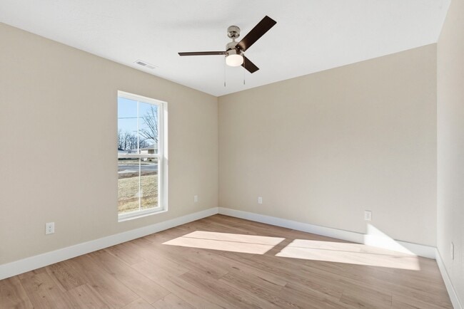 Building Photo - 1342 E Blaine St