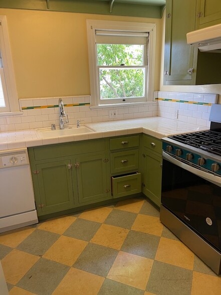 Sink area - 1540 N Lake Ave
