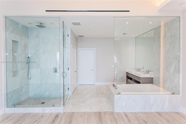 Building Photo - 460 NE 28th St