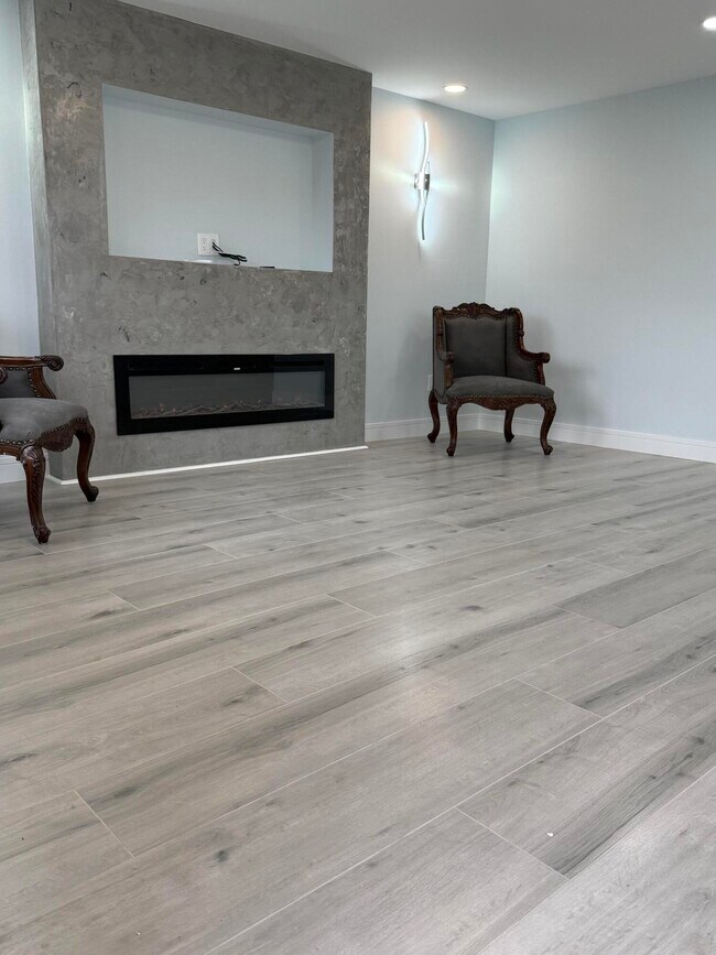 Building Photo - 216 Normandy Ln