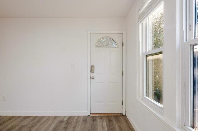 Building Photo - 1208 16th St NE