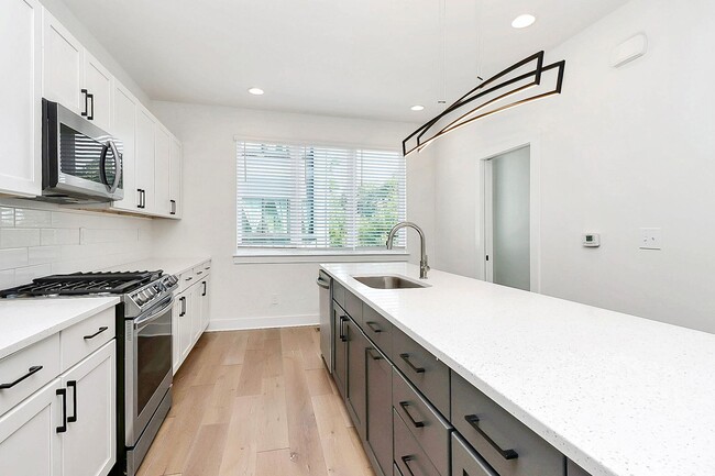 Building Photo - Stunning 3 Bedroom Townhome Near Uptown - ...
