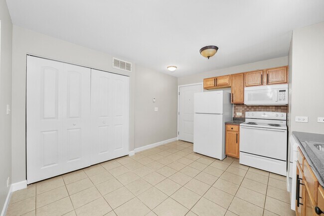 Building Photo - 3423 Ridgeland-303