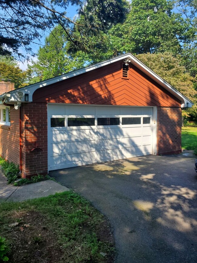 Building Photo - 3 Bedroom Single Level Ranch