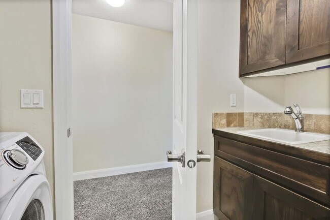 Building Photo - 4631 N Adale Ave