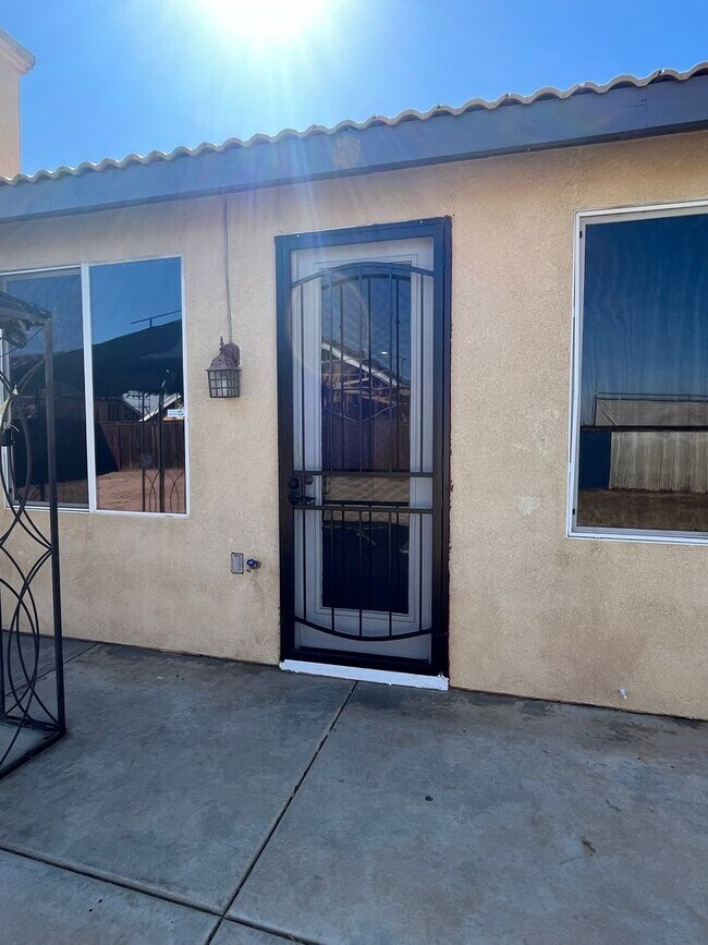 Building Photo - 3 bedroom 2 bath home with large yard available in Adelanto!