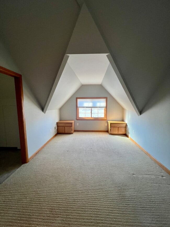 Building Photo - Charming Three Bedroom Home!