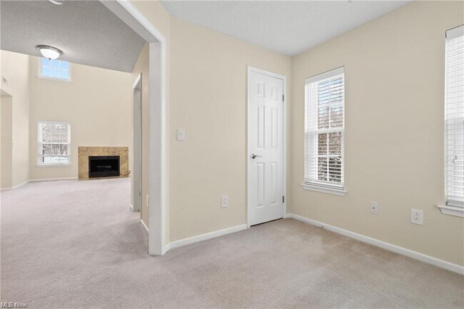 Building Photo - 240 Fox Hollow Dr
