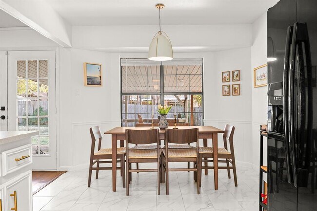 Building Photo - 12101 Carmel Park Ln