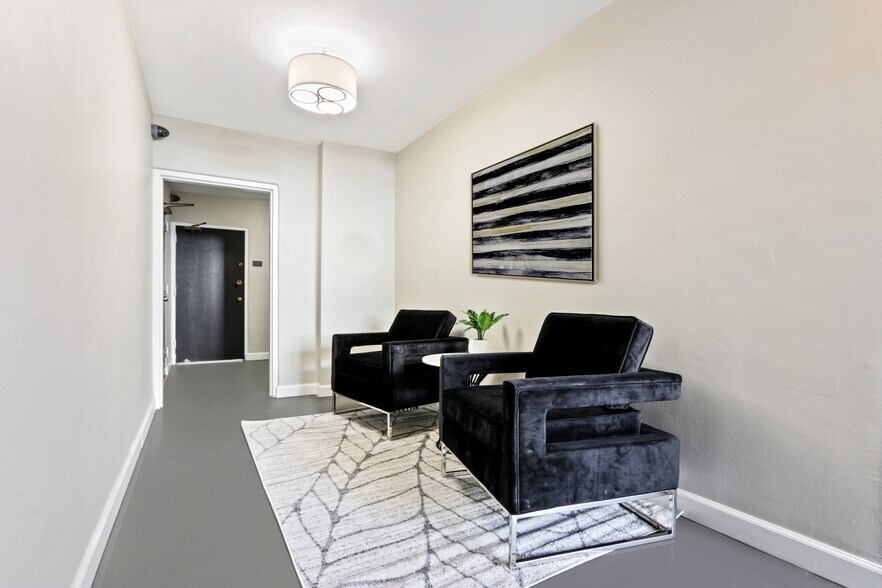 Common Area Entry Way - 720 Louise Apartments