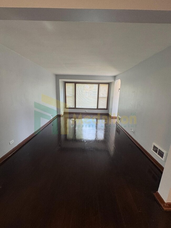 Building Photo - Brick Bungalow 4 bed 2 bath + Bonus area i...