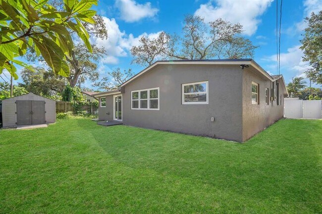 Building Photo - 4640 SW 25th Terrace