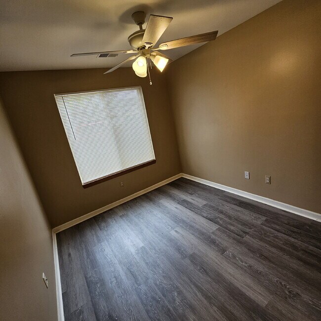 Building Photo - 2 Bedroom Lower Condo w/ Private Entrance....