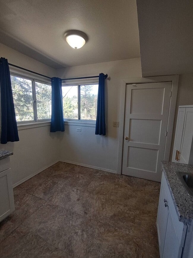 Building Photo - Duplex in near Aspen Elementary